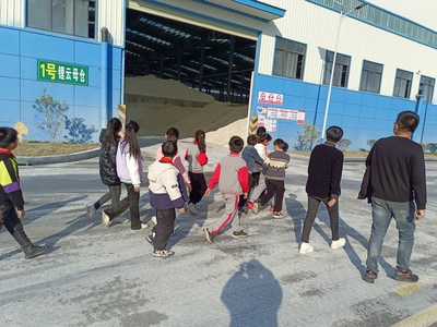 師生探訪鋰礦企業，共鑒礦物洗選之妙——宜豐縣棠浦鎮開展鋰礦產業研學活動